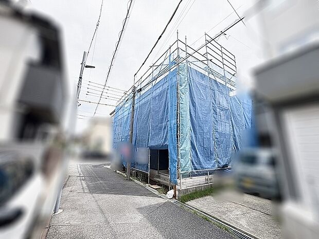 静かな住宅街に佇む、これからの新しい暮らしの形を想像させる建設中の風景