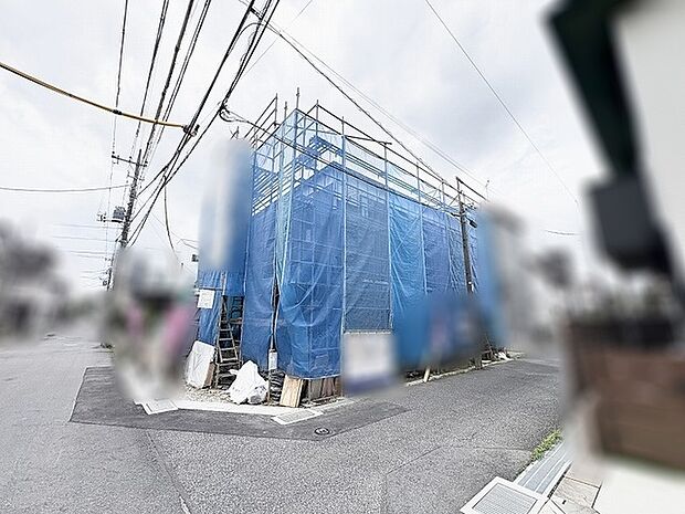 新しい暮らしの気配を包み込みながら、静かに完成の時を待ちわびる佇まい。