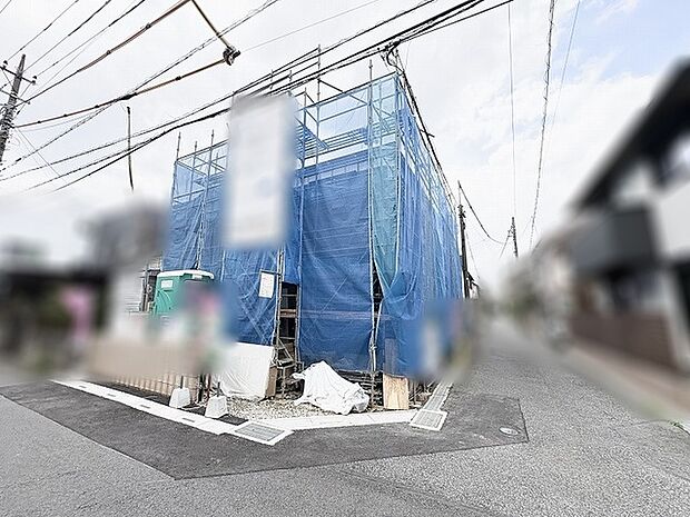 新たな暮らしの舞台が形作られていく様子を見守る、静かで落ち着いた佇まいの現地風景です。