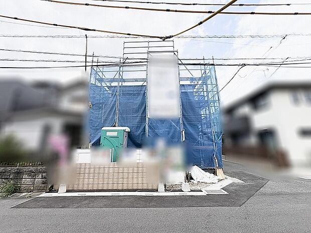静かな住宅街に佇む、これからの新しい暮らしへの期待が高まる穏やかな佇まい。