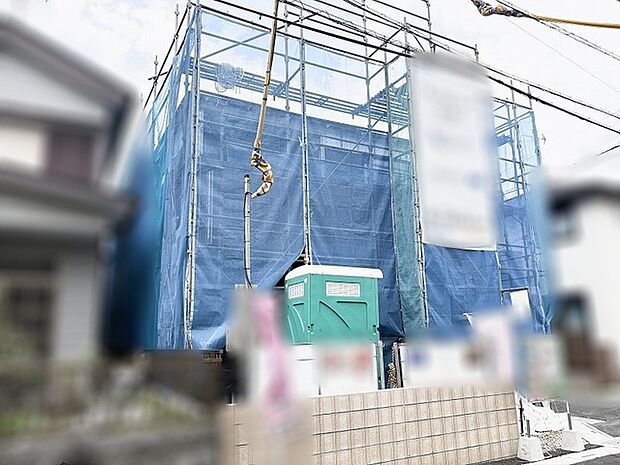 新しい暮らしの形を静かに描き出す、これからの変化が楽しみな建築中の風景。