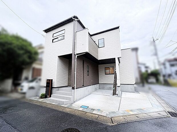 洗練された佇まいと落ち着いた色合いが調和する、心地よい時間を紡ぎ出す空間です。
