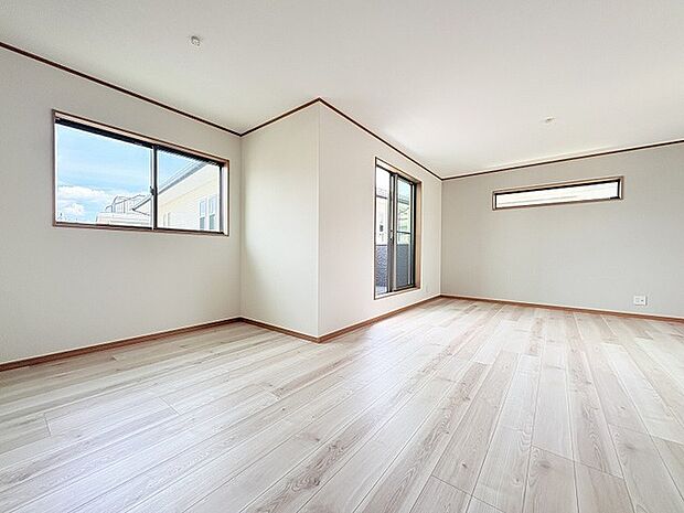 複数の窓から穏やかな雰囲気が広がり心地よい時間が流れる落ち着いた空間