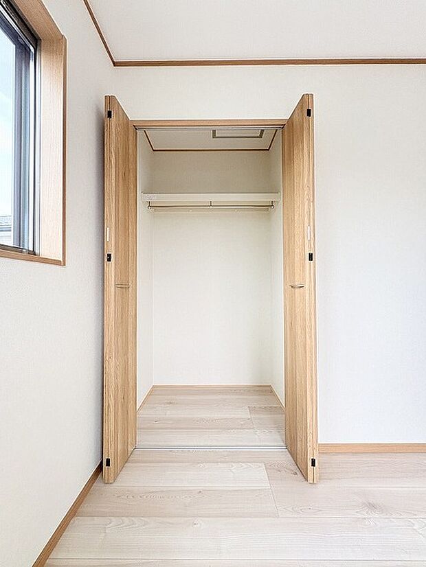 木目の温もりが心地よい、すっきりと整えられた穏やかな空間が広がります。