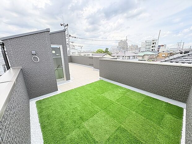 開放的な空が広がり心地よい風を感じられるゆとりあるプライベートスペース