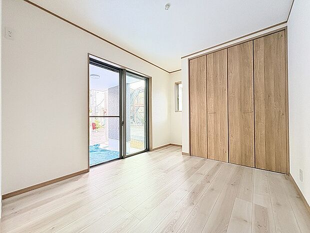 木目の質感が優しく広がる、すっきりと整った心地よい空間です。