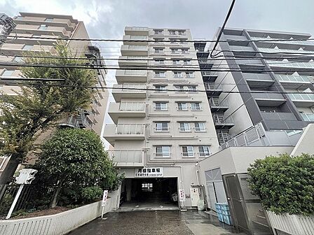周辺の街並みと調和しながら穏やかな存在感を放つ佇まいが日常に安心感をもたらします