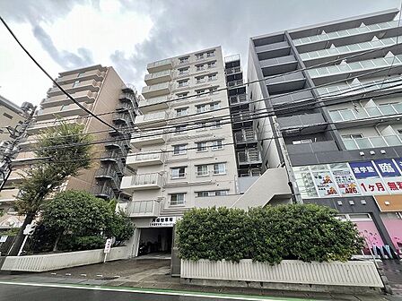 周囲の景観と調和しながらも確かな存在感を放つ洗練された佇まい
