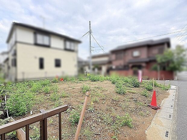 周囲の穏やかな街並みに溶け込む、ゆとりある開放感に満ちた心地よい敷地です。