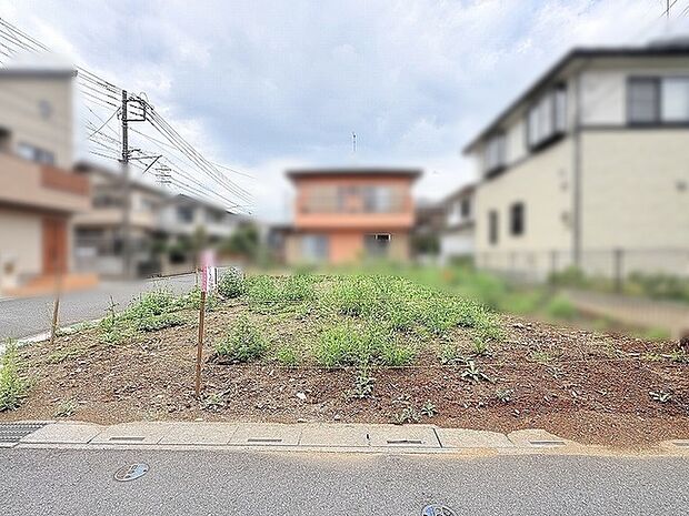 穏やかな空気が流れる落ち着いた住環境に寄り添う開放的な敷地です