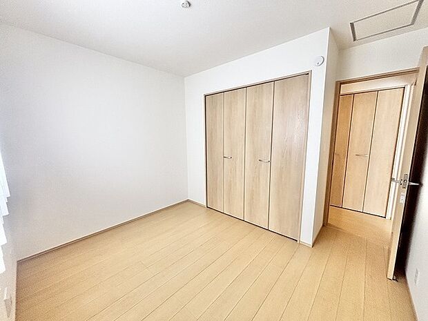 余白を活かしたシンプルな内装が心地よい、すっきりと暮らせる穏やかな空間