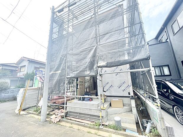新しい暮らしへの期待が高まる、これからの完成が楽しみな佇まいです。