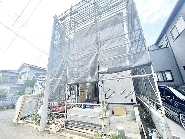 完成への期待が高まる工事中の佇まいが、新しい暮らしの始まりを静かに物語る空間。
