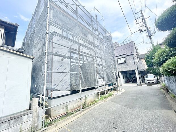 新しい生活の始まりを静かに予感させる、落ち着いた佇まいを見せる周辺環境です。