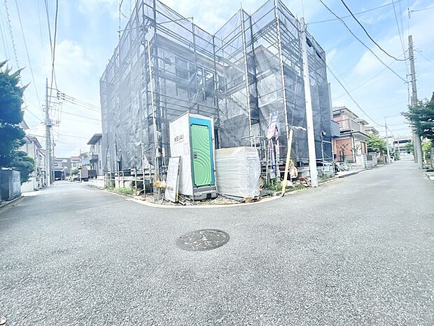 静かな住宅街に佇む穏やかな街並みと、これからの新しい暮らしへの期待が高まる穏やかなロケーションです。