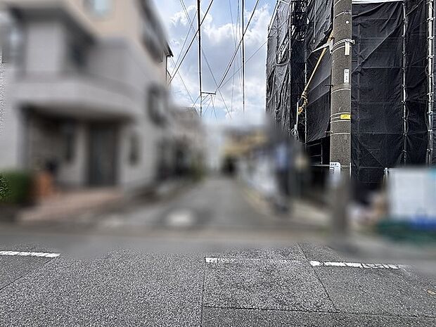 静かな住宅街に佇む、落ち着いた雰囲気が漂う穏やかな周辺環境です。