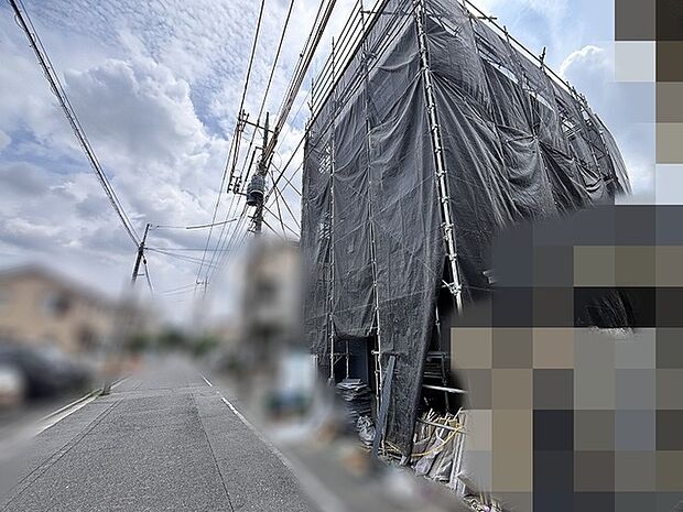 新しい住まいの完成へと期待が高まる、施工中の落ち着いた佇まい。