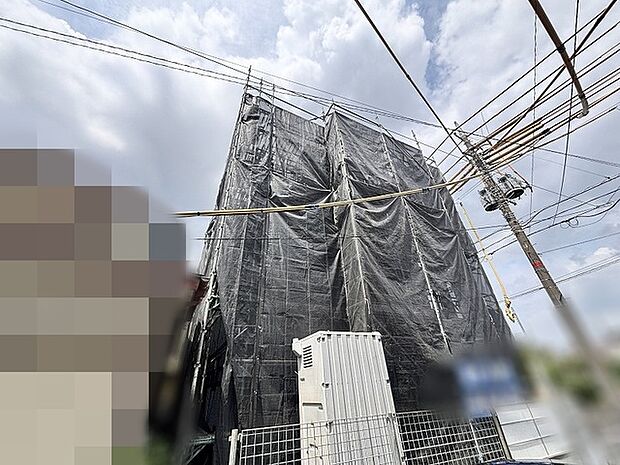 新たな装いへと生まれ変わる過程を見守る、静かな佇まいの建物。