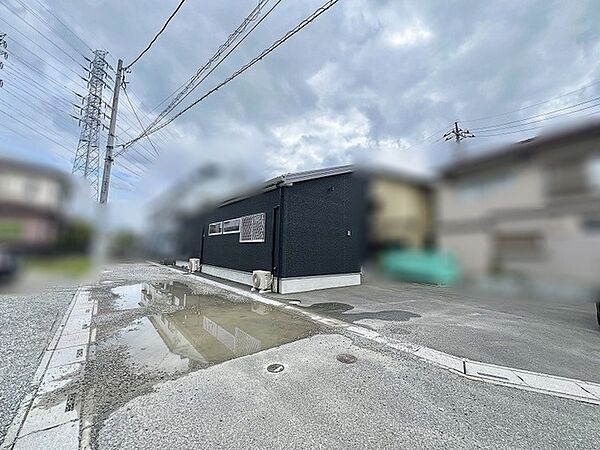 周囲の環境と調和しながらも落ち着いた佇まいを見せる外観デザインが印象的です