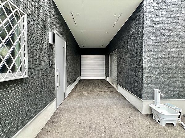 洗練されたダークトーンの外壁が重厚感を漂わせる、落ち着いた佇まいのアプローチ空間。