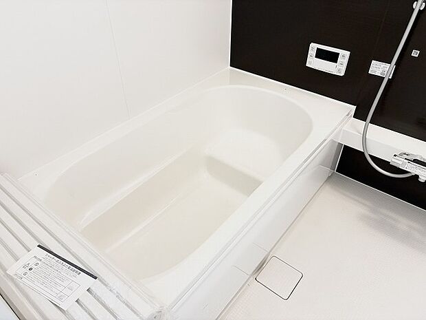 モノトーンですっきりとまとまりのある空間が心地よい、リラックスできる時間をもたらすバスルームです。