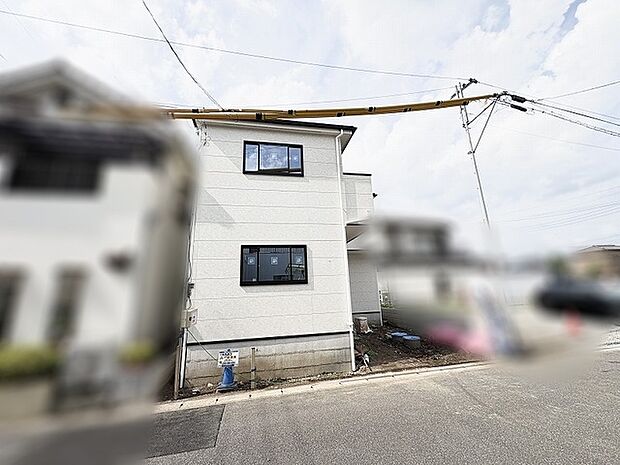 澄んだ青空の下に佇む、すっきりと洗練された外観が心地よい日常を予感させます。