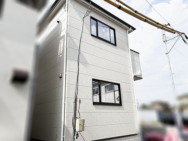 洗練された外観デザインが街並みに溶け込む落ち着いた佇まい