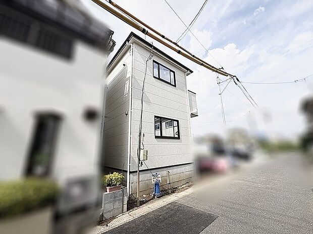 青空のもと穏やかな空気が流れる落ち着いた住まいの一コマです
