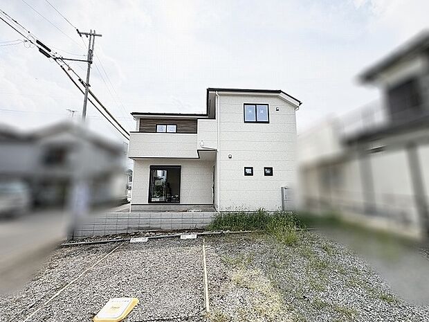 すっきとした佇まいが青空に映える、洗練された外観デザインが日常に心地よさを添えます