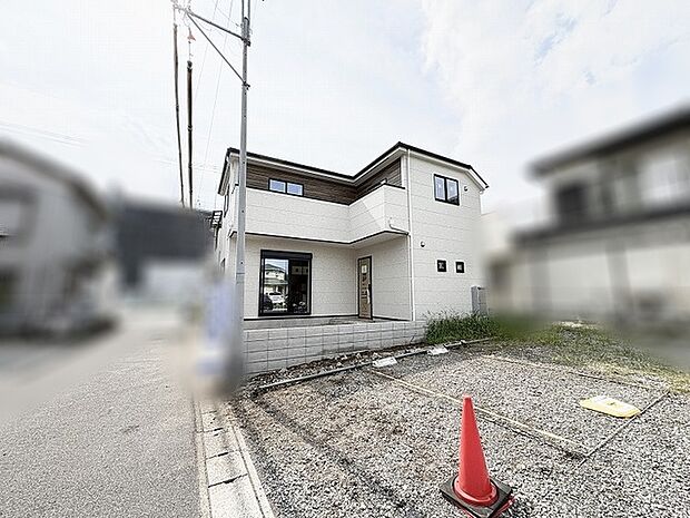 洗練された白い外観が青空に映える、すっきりと落ち着いた佇まいの住まい。