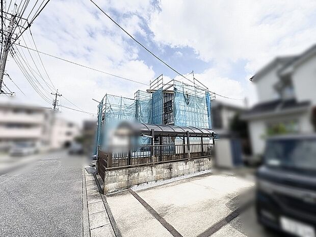 青空の下で新しい暮らしのカタチが形づくられていく、期待感に満ちた心地よい風景です。