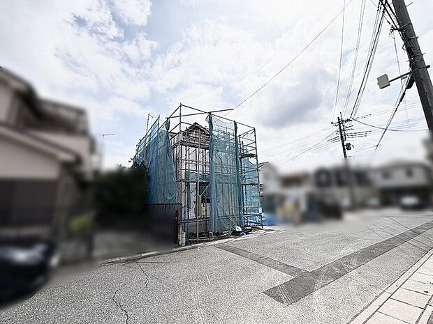 新しい暮らしへの期待が高まる、穏やかな空気に包まれた建築中の風景。