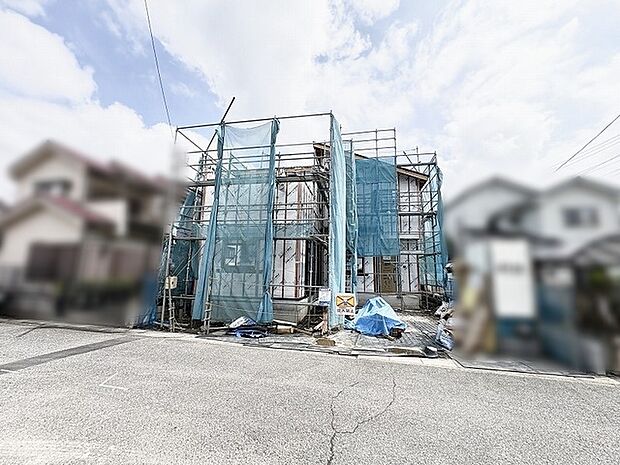 青空の下で新しい暮らしのカタチが少しずつ形作られていく穏やかな建築現場