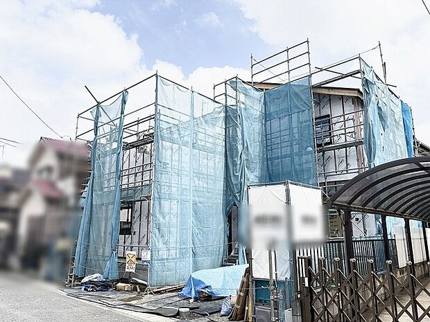 青空の下で新しい暮らしのカタチが少しずつ形作られていく穏やかな建築中の風景