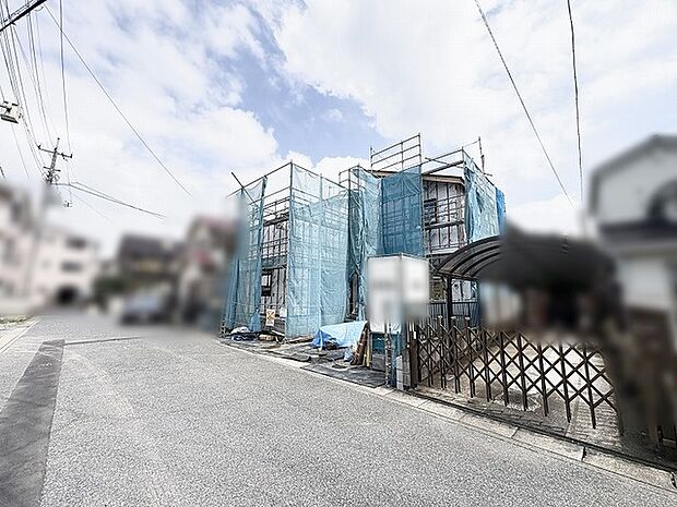 青空の下で新しい暮らしの形が少しずつカタチになっていく穏やかな現地風景