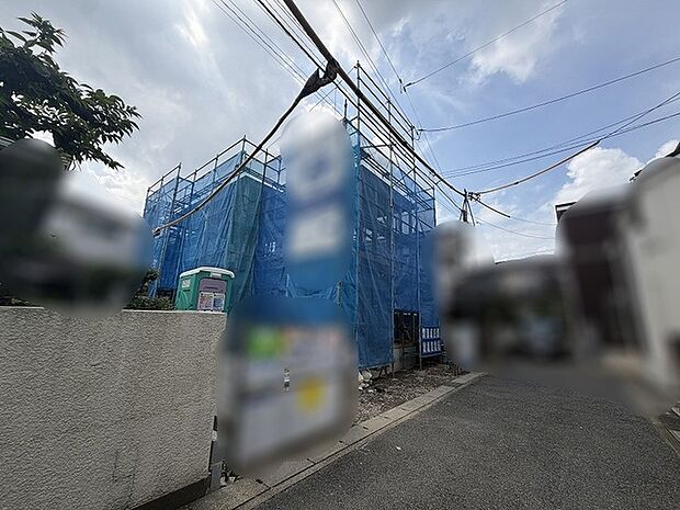 青空の下で新しい物語が始まる建設中の建物は、これからの暮らしへの期待感を高めてくれます。