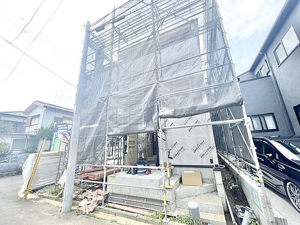 新しい物語の始まりを予感させる、静けさと期待感に満ちた建設中のひとコマです