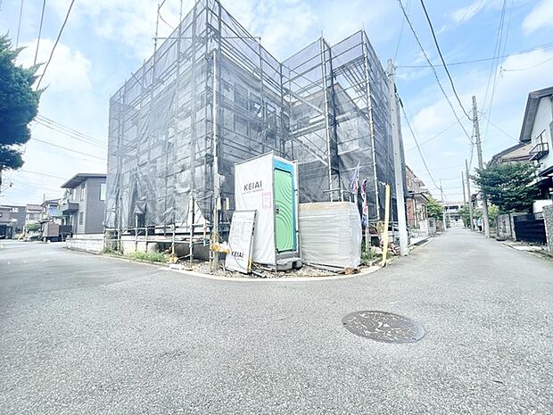 新しい住まいのかたちが少しずつ見えてくる、期待が高まる建築中の風景です。