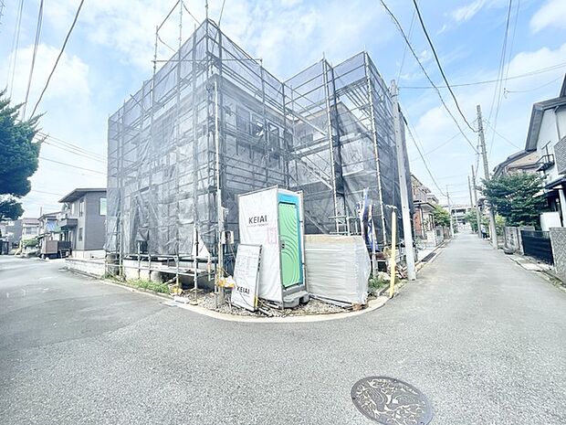 新しい物語が紡がれる建築中の風景に期待が高まる穏やかな街並み