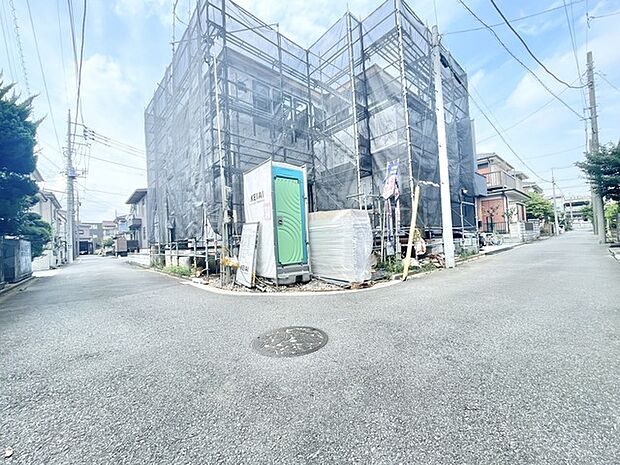 新しい暮らしの完成へ向けて期待が高まる、穏やかな空気に包まれた建設中の現地風景