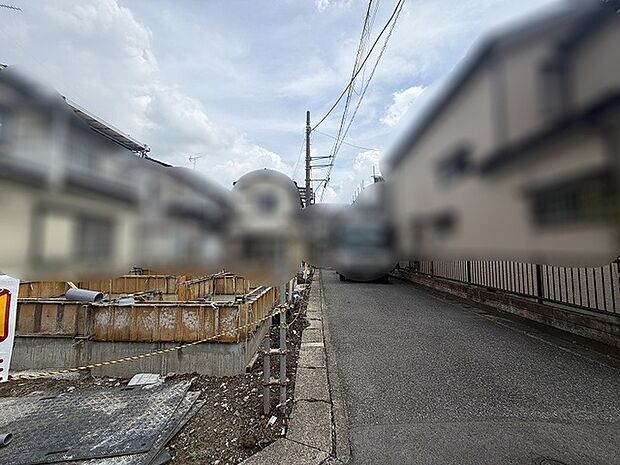 澄みわたる青空の下で新しい暮らしの形を描き出す、静かで穏やかな時間が流れる住環境です。