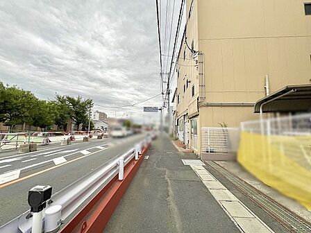 穏やかな空気が流れる落ち着いた街並みに寄り添う心地よいロケーションです。