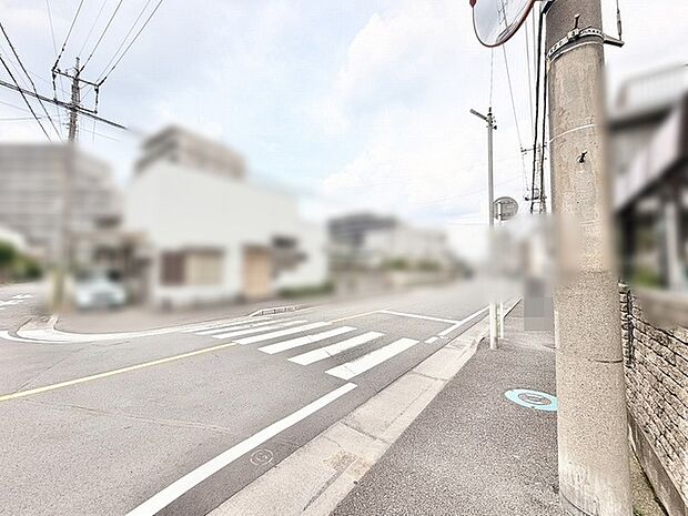穏やかな空気が流れる落ち着いた街並みと、ゆとりを感じさせる開放的な道路環境です