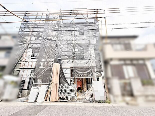 完成に向けて着々と工事が進む様子に、新しい暮らしへの期待が高まる佇まいです。