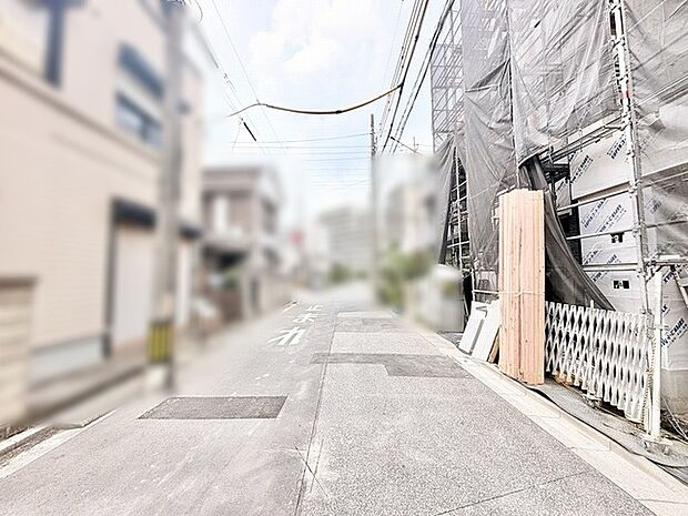 落ち着いた住宅街に佇む、日々の暮らしに寄り添う穏やかな前面道路です