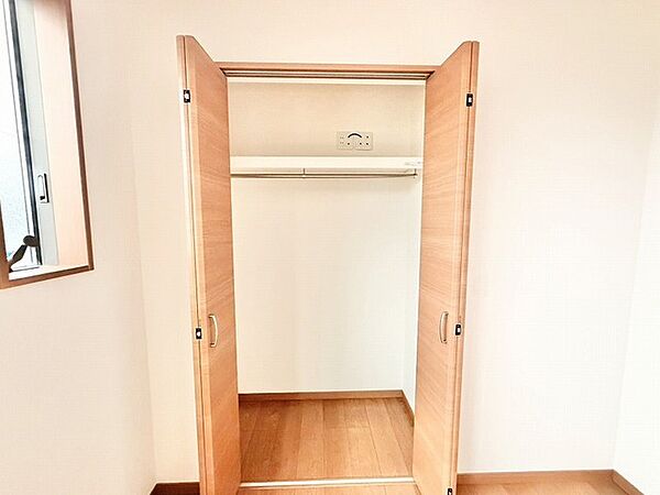 木目の温もりを感じる建具が心地よい空間を演出し日々の暮らしにそっと寄り添う落ち着いた収納スペース