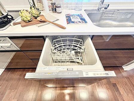 日々の家事時間をスムーズに整える洗練された機能美が息づく空間