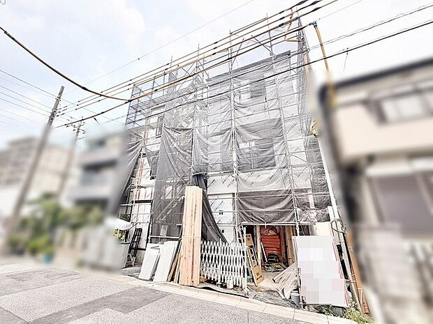 完成への期待が高まる工事中の佇まいが新しい暮らしへの想像を膨らませます
