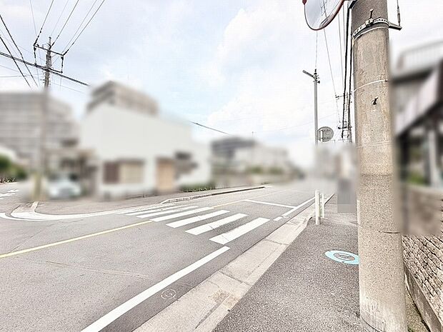 見通しの良い道路が続き毎日の移動がスムーズな落ち着いた周辺環境