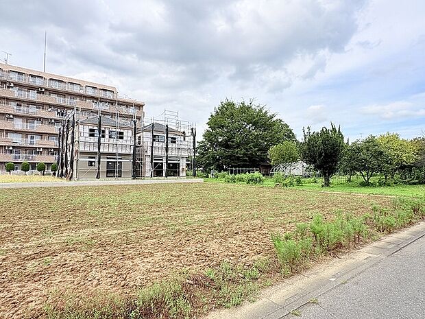分譲地周辺は道路も広く緑の多い住宅地です。